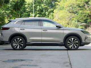 BYD Song PLUS EV 2023 — фото 2 из 20