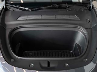 Tesla Model Y — фото 18 из 18