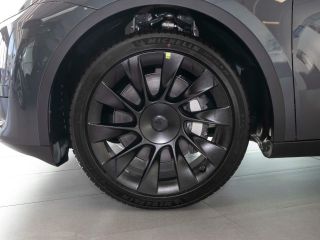 Tesla Model Y — фото 10 из 18
